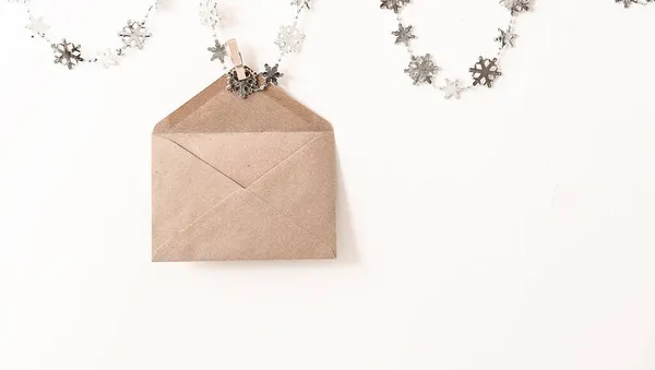 Envelope pendurado papel eco-friendly fundo branco com um lugar para texto — Fotografia de Stock