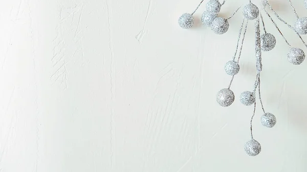 Gümüş böğürtlen ve dallardan yapılmış ters çevrilmiş Noel ağacı, — Stok fotoğraf