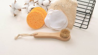 Doğal kıllı yüz masajı için küçük bir ahşap eko fırça.