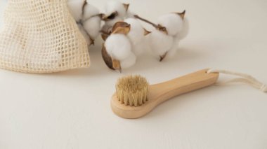 Doğal kıllı yüz masajı için küçük bir ahşap eko fırça.