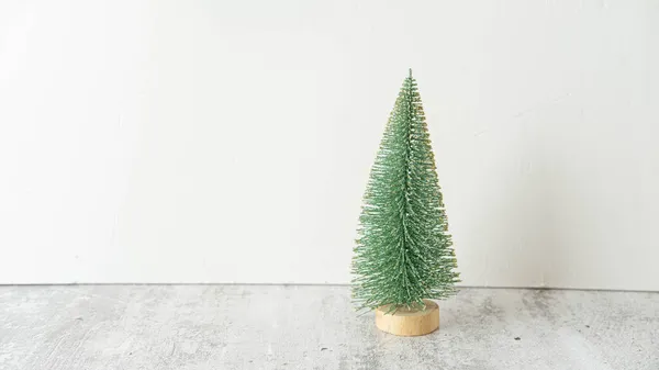A small green Christmas tree figurine Christmas 2022 — Stock Photo, Image