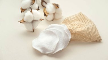 yeniden kullanılabilir pamuk makyaj çıkarıcı diskler ve doğayla ilgilenme