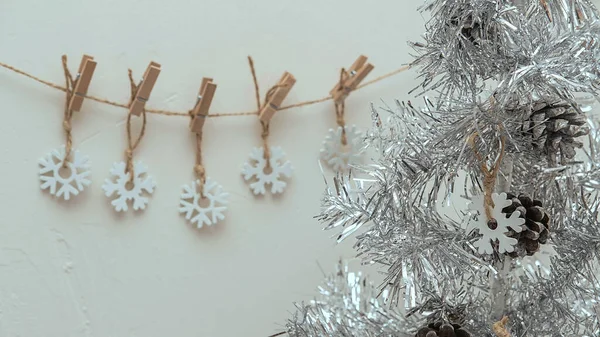 White snowflakes suspended on a clothespin Christmas 2022 — Stock Photo, Image