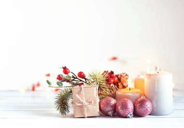 Noel ağacı, yanan mum ve ışıkların arka planında oyuncaklar parlıyor.