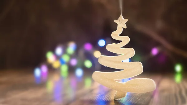 Noel ağacı şeklinde beyaz bir Noel oyuncağı. — Stok fotoğraf