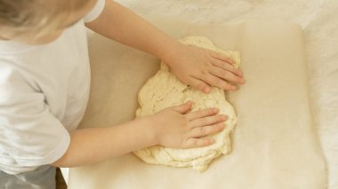 Bir çocuk tarafından pizza hamuru yapma süreci