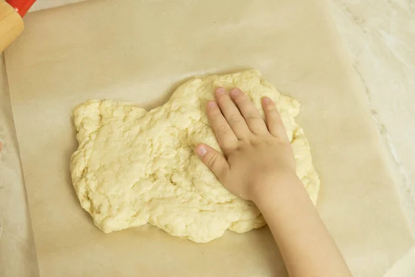 O processo de fazer massa de pizza por uma criança — Fotografia de Stock