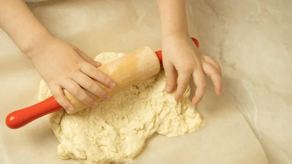 Il processo di preparazione della pasta per pizza da parte di un bambino — Foto Stock