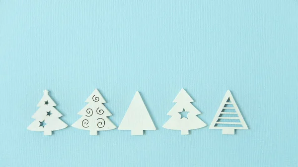 Sapins de Noël blancs dans un style scandinave minimaliste — Photo