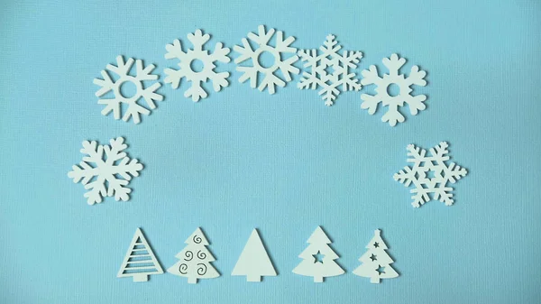 Weiße herzförmige Pillen auf blauem Hintergrund, das Konzept von Weihnachten und Medizin — Stockfoto