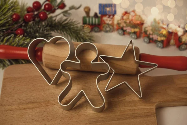 Galletas de jengibre, hombre de jengibre, hacer galletas de Navidad, concepto de Navidad —  Fotos de Stock