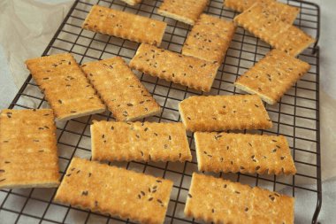 Izgarada çekirdekli krakerler