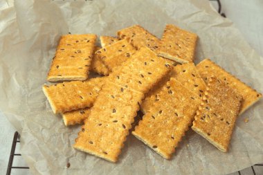 Izgarada çekirdekli krakerler