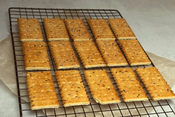 Biscoitos com sementes na grelha — Fotografia de Stock