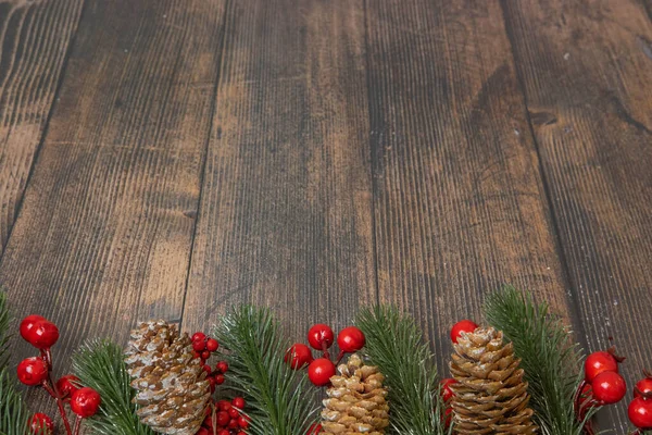 Sfondo di Natale in legno con ramoscelli di abete e bacche rosse — Foto Stock