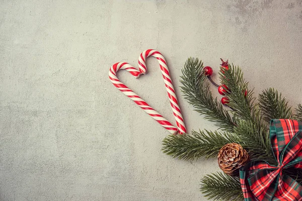 Hearts made of caramel red and green sticks , the concept of Christmas and Christmas sales, Valentines Day — Stock Photo, Image