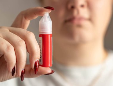 Açık arkaplanda kalıcı dudak makyajı için pigmentleri olan tüpler