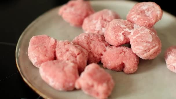 Albóndigas para hacer sopa, un concepto de comida saludable — Vídeos de Stock