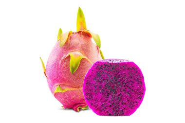 Ejderha meyvesinin tamamı soyulmuş ve kesme yolu ile beyaz arka planda yarı izole