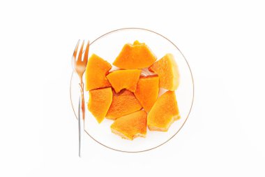 Beyaz arka plan görünümlü çatallı cam tabakta taze kesilmiş papaya.