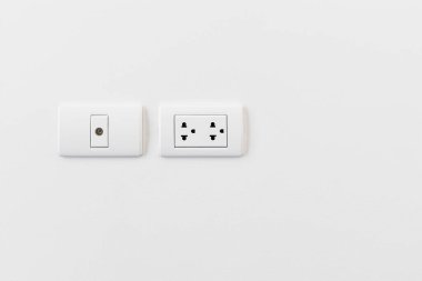 Beyaz duvarda televizyon ve elektrik prizi