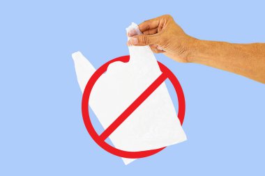 Beyaz şeffaf plastik torba ile kırmızı yasak işareti ile kırpma yolu, çevre kavramı