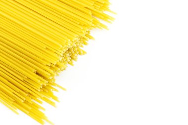 Beyaz arka planda çiğ spagetti