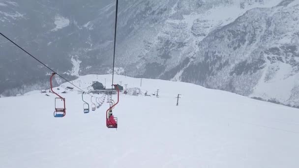 Ağır çekim. Dağ otelinin kayak pistinin ve insanların olduğu teleferiğin üst görüntüsü.. — Stok video