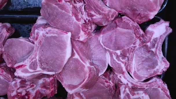 Bir marketin camında duran taze soğumuş domuz filetosu manzarası. — Stok video