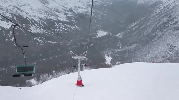 Ağır çekim. Dağ otelinin ve teleferiğin kayak pistinin üst görüntüsü... — Stok video