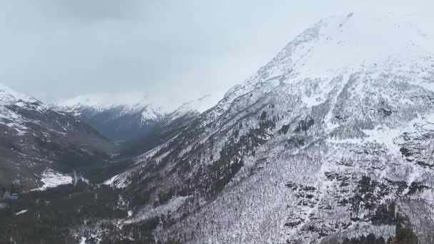 Ağır çekim. Karla kaplı dağ yamaçlarının ve vadinin en üst manzarası.. — Stok video