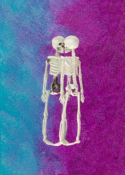 Halloween Arrangement Aus Skelett Spiegelt Sich Auf Lila Blauem Hintergrund — Stockfoto
