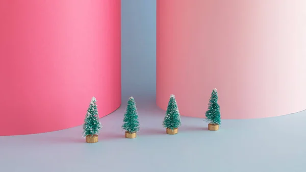 Творча Різдвяна Композиція Ялинки Синьо Рожевому Фоні Концепція Мінімального Новорічного — стокове фото