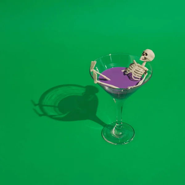 Δημιουργική Σύνθεση Halloween Φτιαγμένη Από Ένα Ποτήρι Ποτό Και Σκελετό — Φωτογραφία Αρχείου