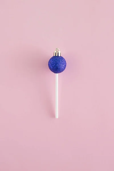 Творча Композиція Яскраво Блакитної Різдвяної Дрібнички Льодяної Палички Пастельно Рожевому — стокове фото