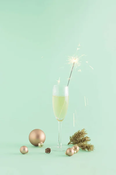 Креативна Різдвяна Композиція Келиха Шампанського Спринклером Вафлями Ятно Зеленому Тлі Стокове Зображення