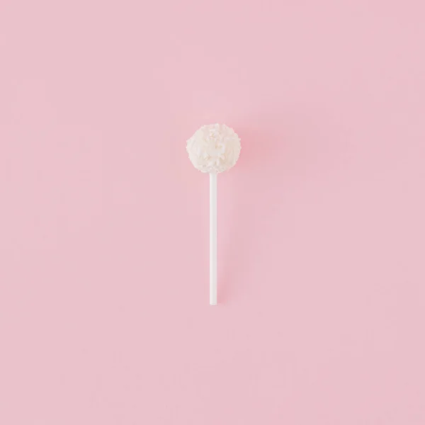 Творча Композиція Білого Шоколадного Праліну Льодяника Пастельному Рожевому Тлі Мінімальна — стокове фото