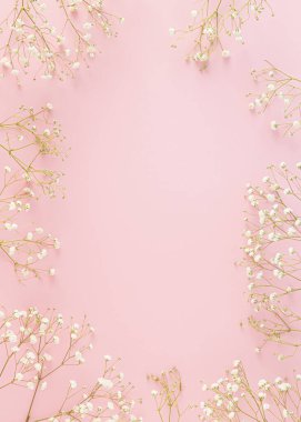 Pembe arka plandaki çiçeklerden yapılmış yaratıcı pastel bahar düzenlemesi. Fotokopi alanı ile çok az çiçek konsepti. Düğün, Paskalya ya da Anneler Günü ilhamı.