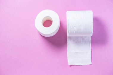 Pembe arka plan yakın çekim üzerine çevre dostu beyaz delikli tuvalet kağıdı