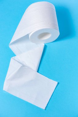 Mavi arka plan yakın çekim de çevre dostu beyaz delikli tuvalet kağıdı