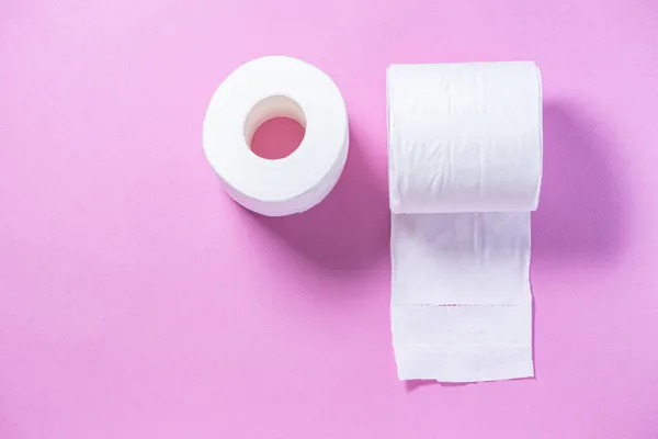 Papel Higiénico Perforado Blanco Ecológico Sobre Fondo Rosa — Foto de Stock