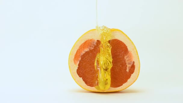Eine Gelbe Zuckerpaste Zur Epilation Wird Auf Eine Saftige Grapefruit — Stockvideo