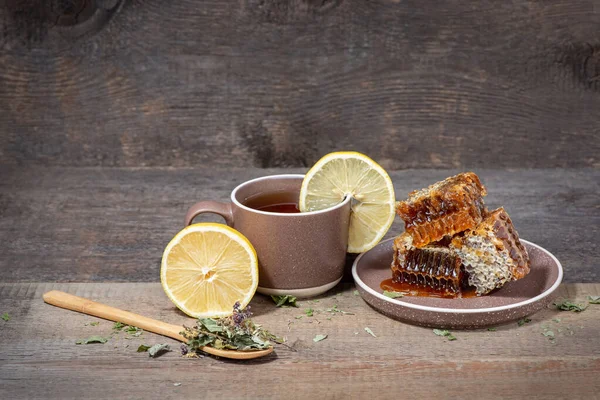 Kräutertee Keramikbecher Honig Teller Und Saftige Zitrone Auf Einem Holztisch — Stockfoto