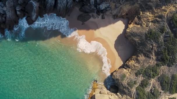 ポルトガルのサグレスの崖やビーチの空中映像 白い雲とターコイズブルーの海が見える青い空 — ストック動画