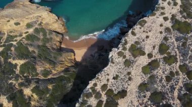 Albufeira sinematik dron hava görüntüsü. Güzel sahil şeridi, sahil ve eski kasaba üzerinde İHA uçuşu. Atlantik okyanusunda güneşli bir hava.  