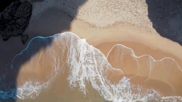 Letecké Záběry Útesů Pláže Sagres Portugalsko Ukazuje Modrou Oblohu Bílými — Stock video