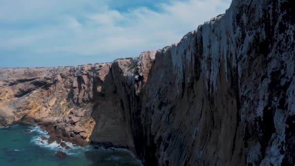 Filmagem Aérea Das Falésias Praia Sagres Portugal Mostra Céu Azul — Vídeo de Stock