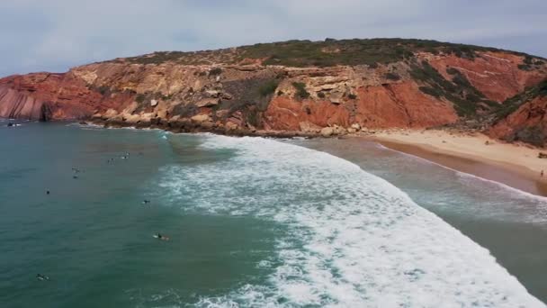 Riprese Aeree Surfisti Sulla Costa Occidentale Del Portogallo Mostra Una — Video Stock