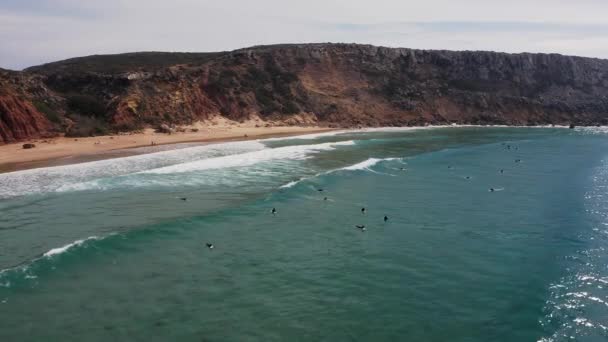 Flygbilder Surfare Portugals Västkust Det Visar Liten Strand Med Surfare — Stockvideo