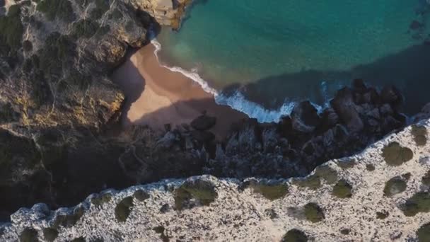 Letecké Záběry Útesů Pláže Sagres Portugalsko Ukazuje Modrou Oblohu Bílými — Stock video